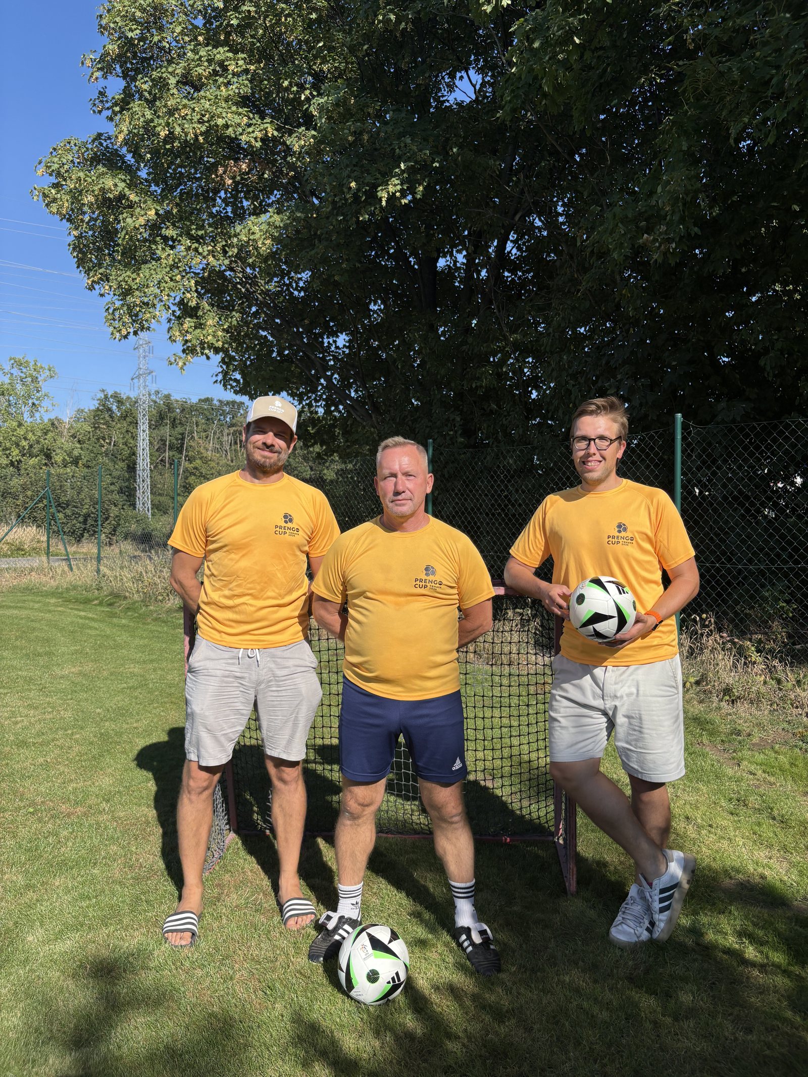 Trénerský tím Prengo Academy: Martin Michalík, Peter Neslušan a Patrik Ondrejech na ihrisku